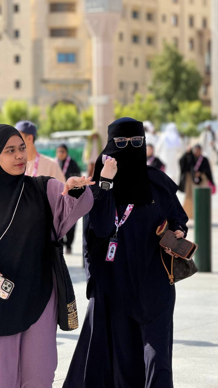 Dua jemaah wanita Hafiz Travel di Tanah Suci