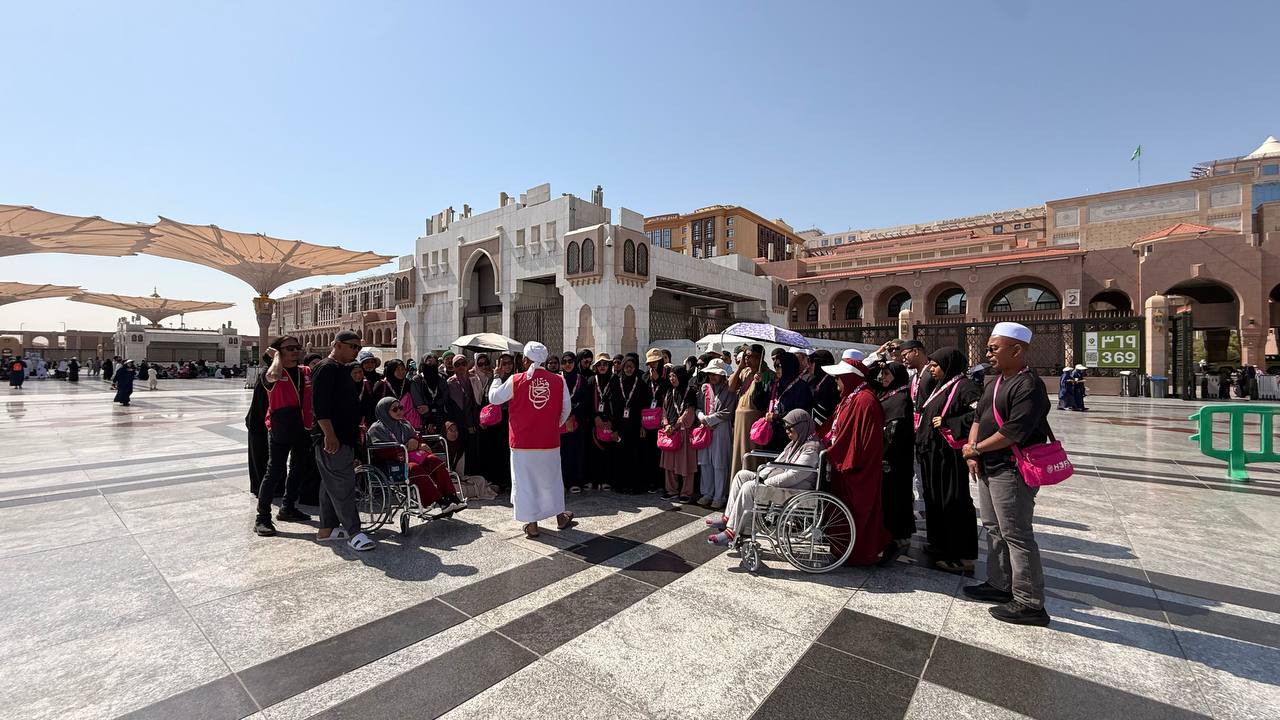 Rombongan jemaah Hafiz Travel di dataran Masjid Nabawi
