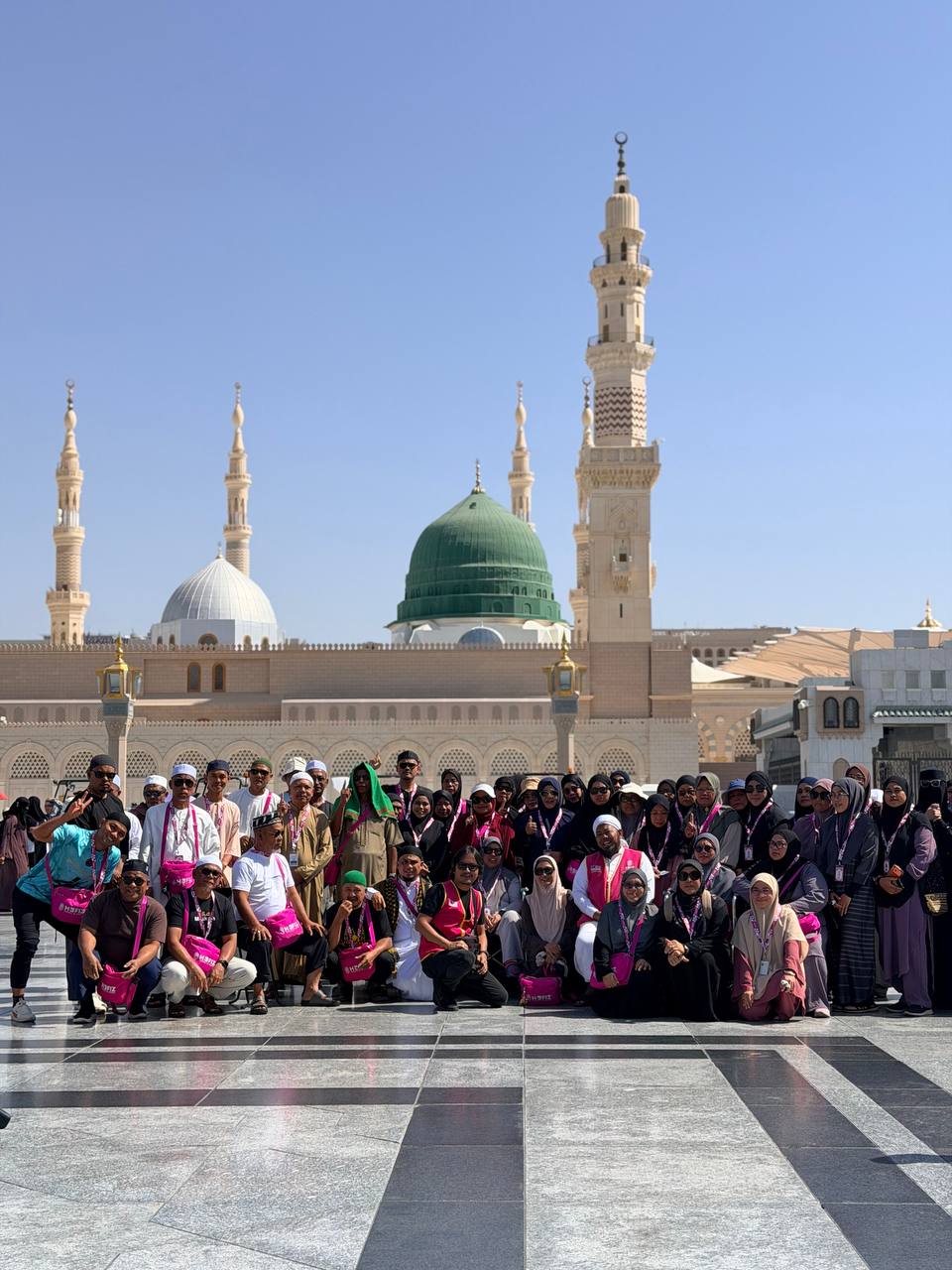 Rombongan Hafiz Travel berlatarbelakangkan Masjid Nabawi