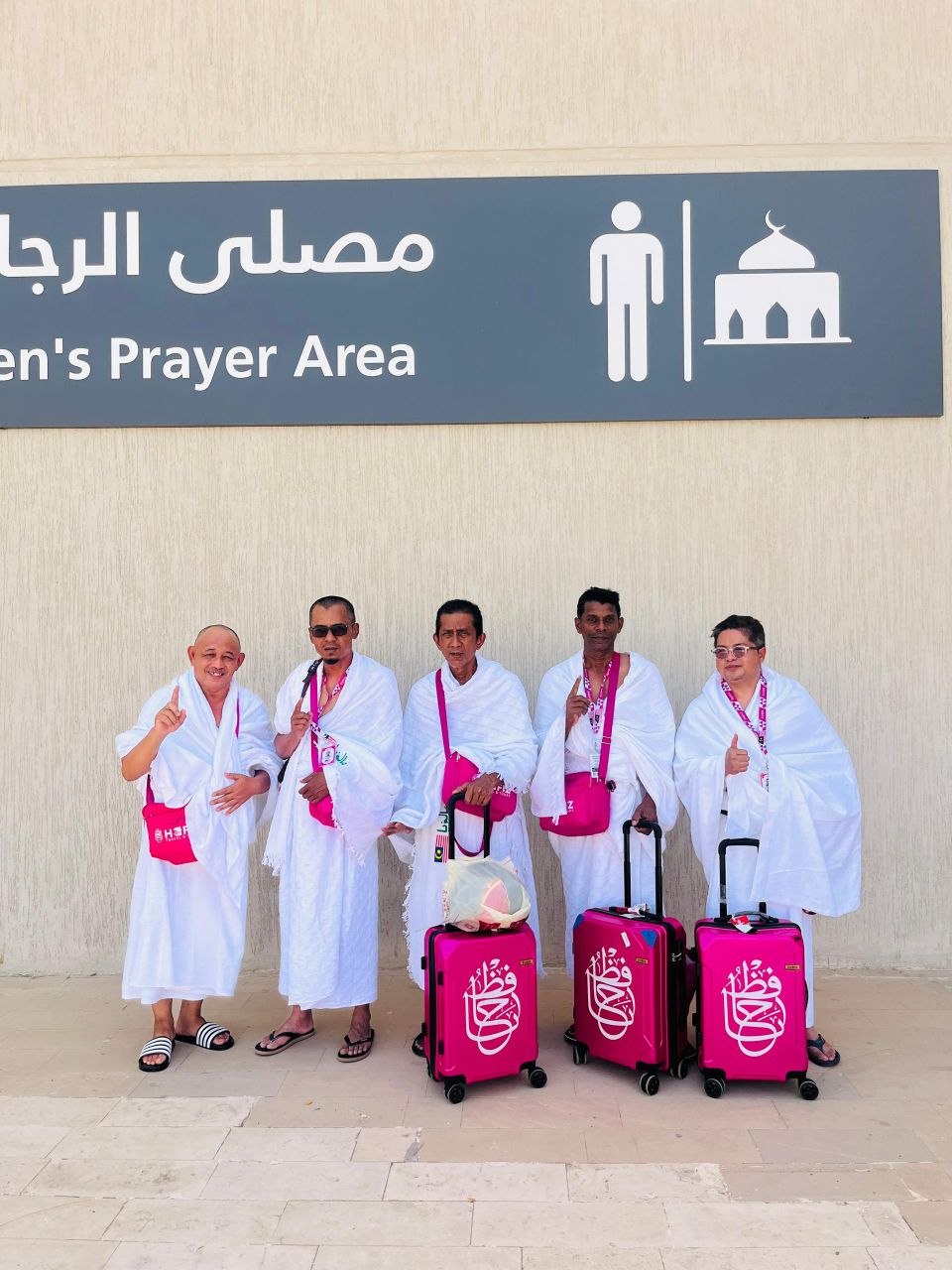Jemaah lelaki Hafiz Travel dalam pakaian ihram
