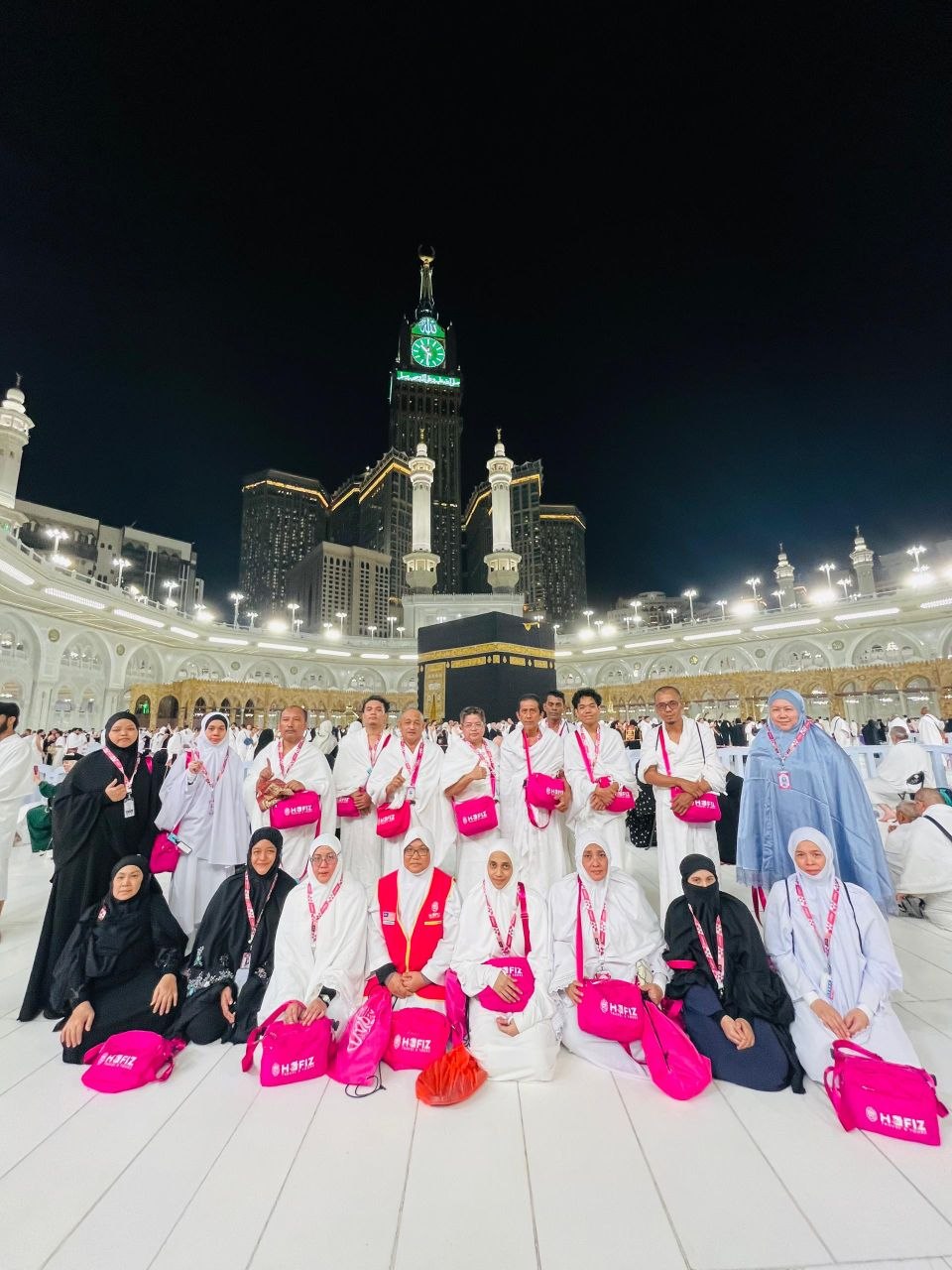 Kumpulan jemaah Hafiz Travel di hadapan Kaabah