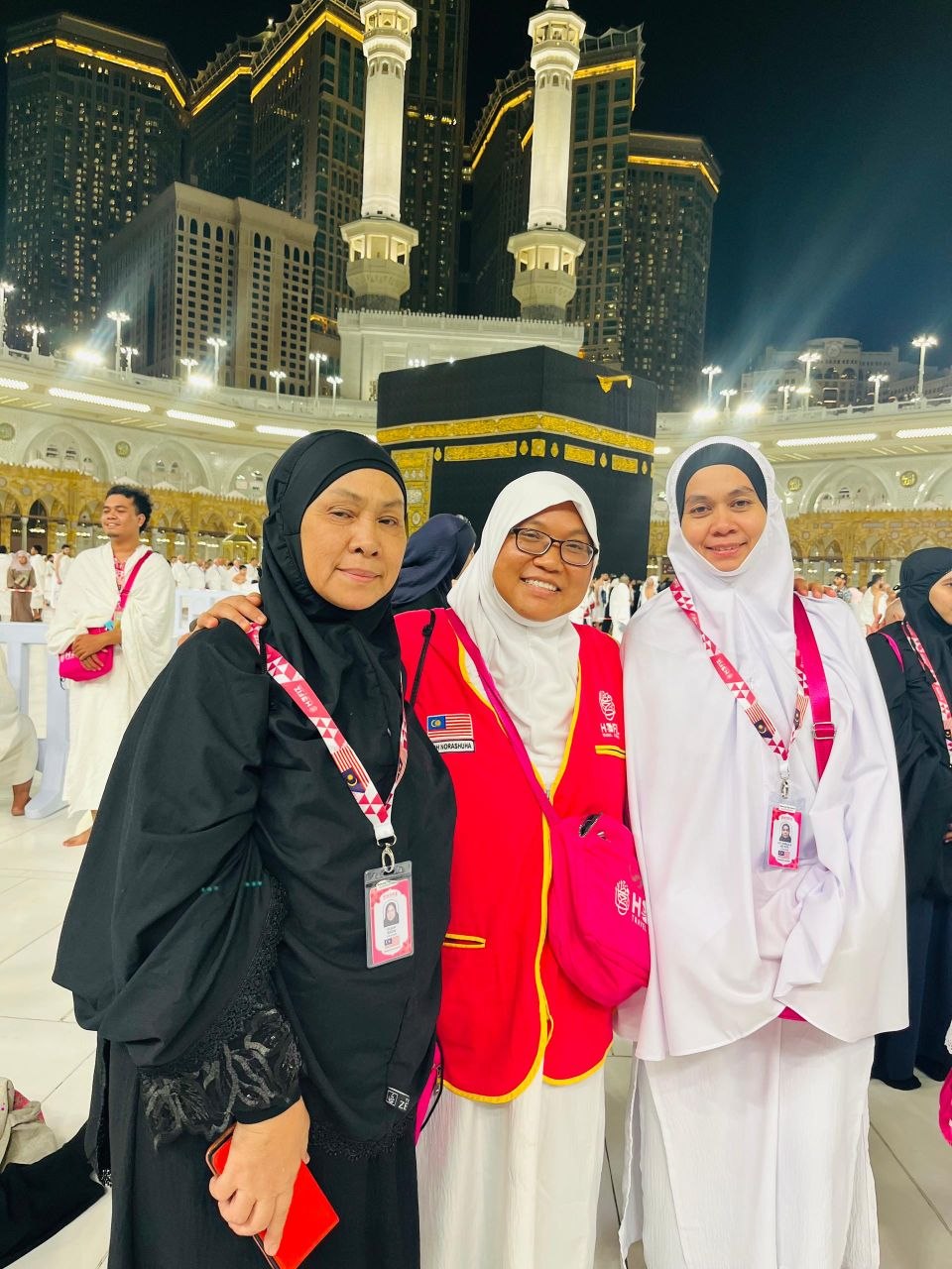 Tiga jemaah wanita Hafiz Travel di Masjidil Haram