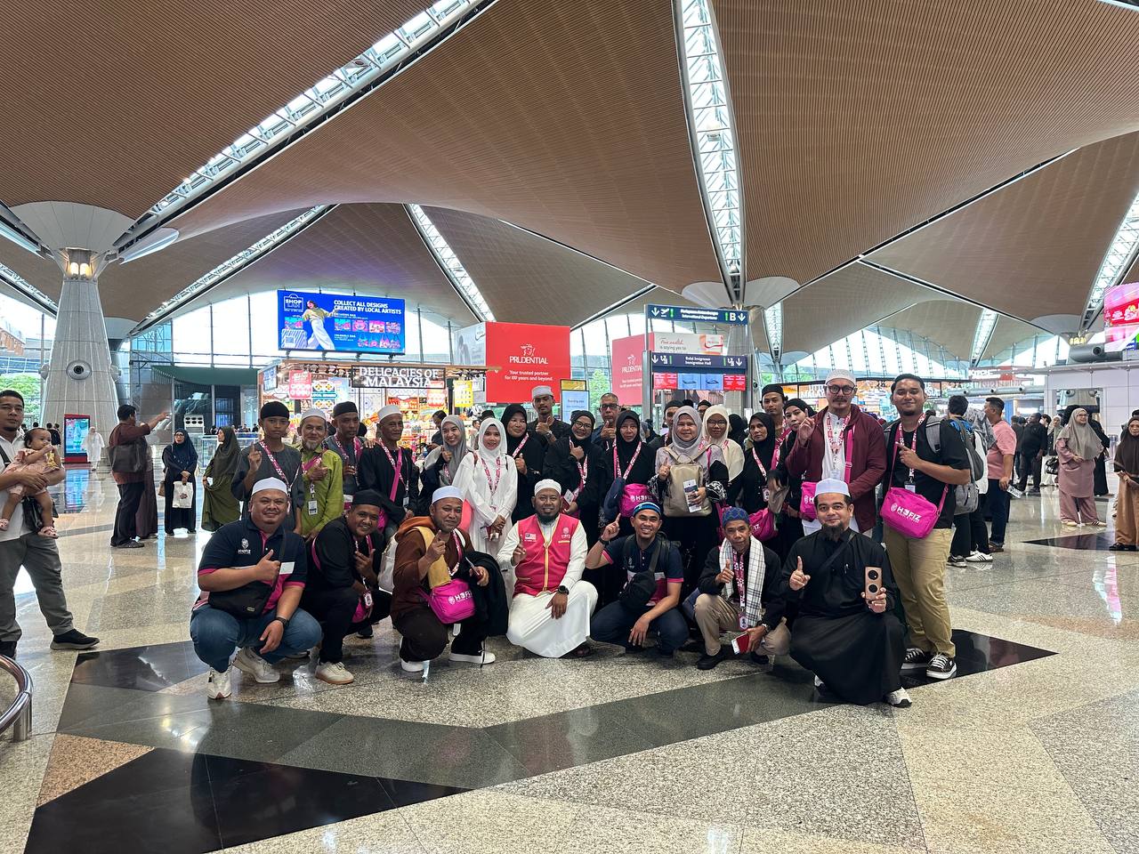 Kumpulan jemaah Hafiz Travel membuat persediaan perjalanan Umrah