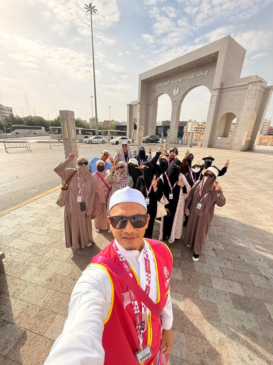 Jemaah Hafiz Travel bergambar bersama mutawif