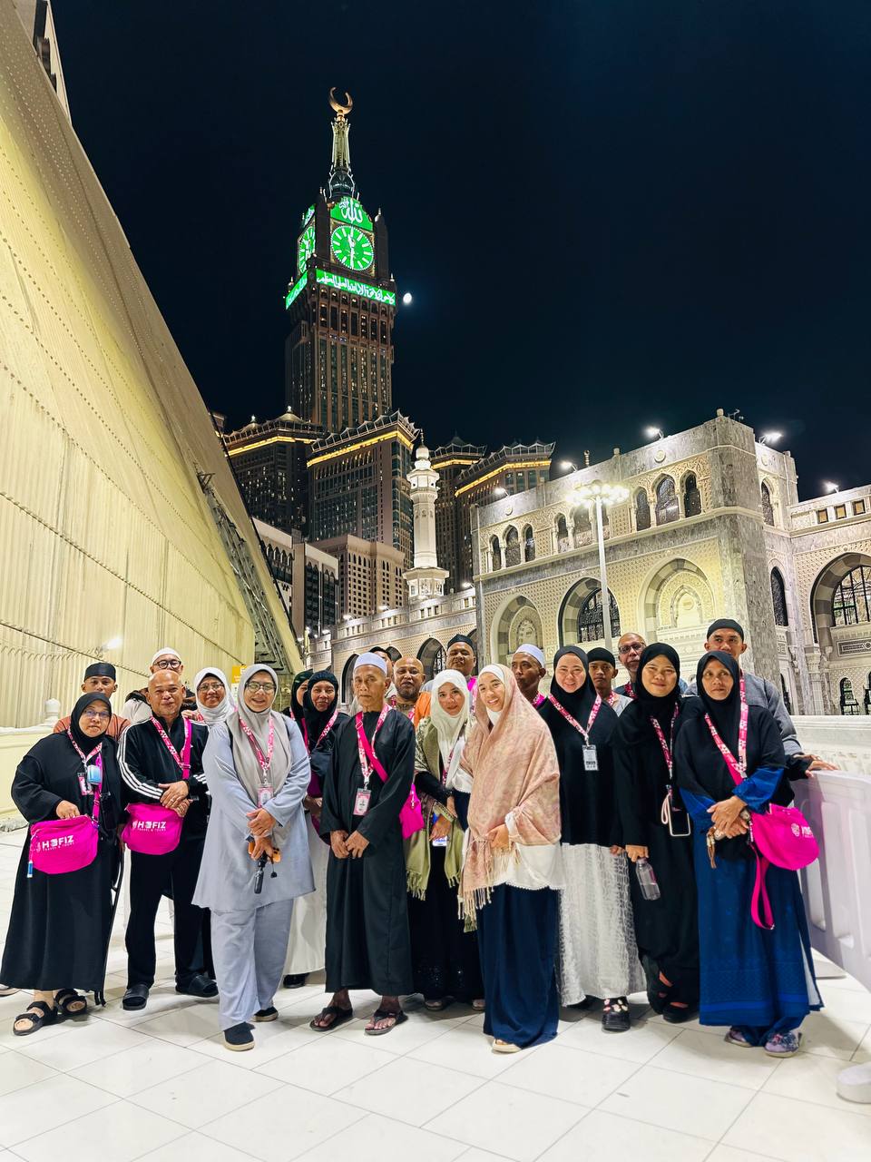 Jemaah Hafiz Travel & Tours bergambar di hadapan Kaabah