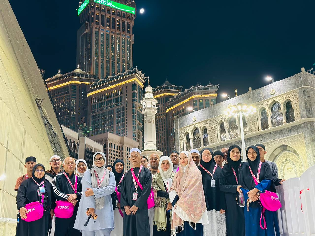Jemaah Hafiz Travel & Tours bergambar di hadapan Kaabah
