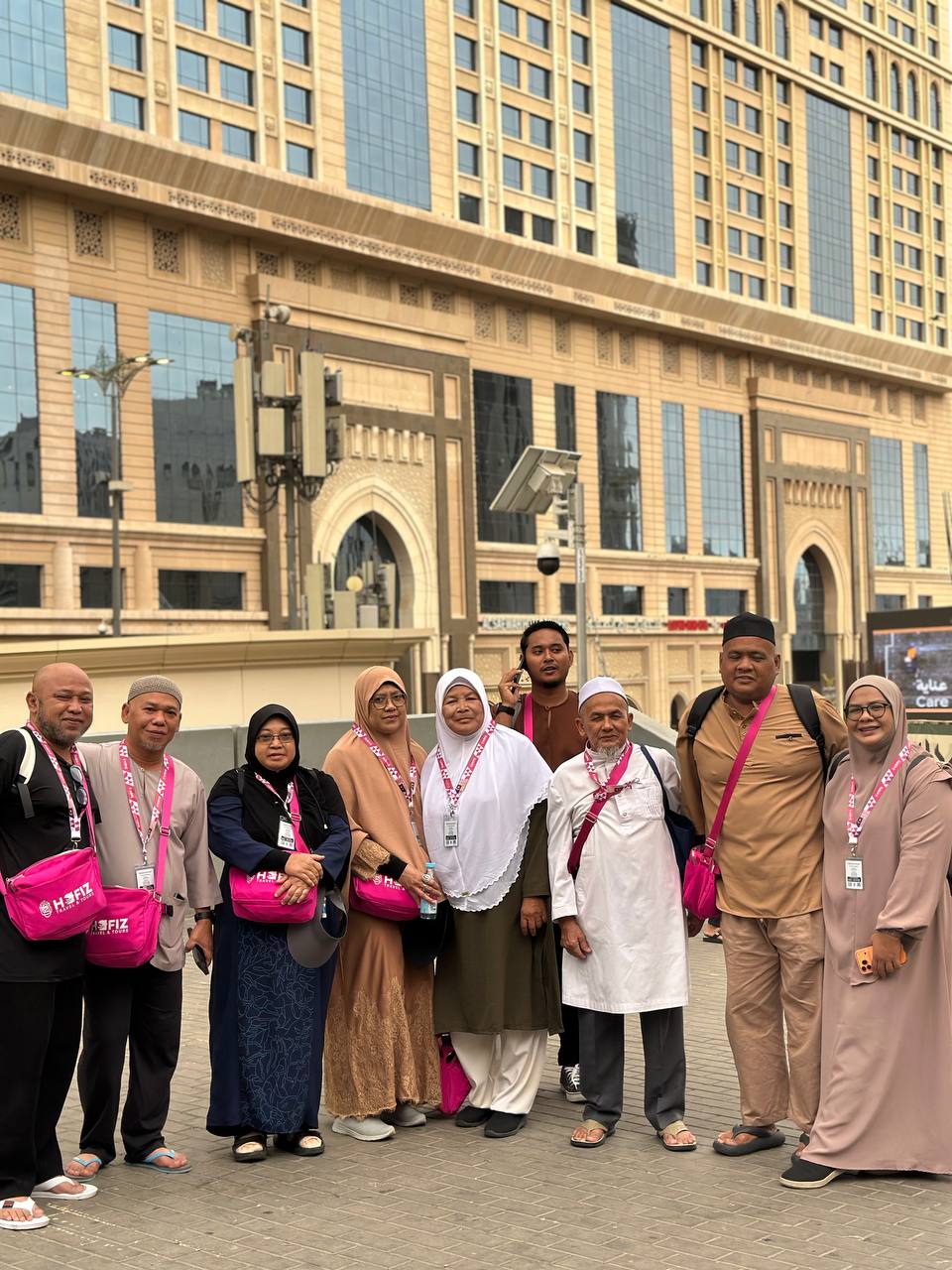 Jemaah Hafiz Travel & Tours bergambar di hadapan Kaabah