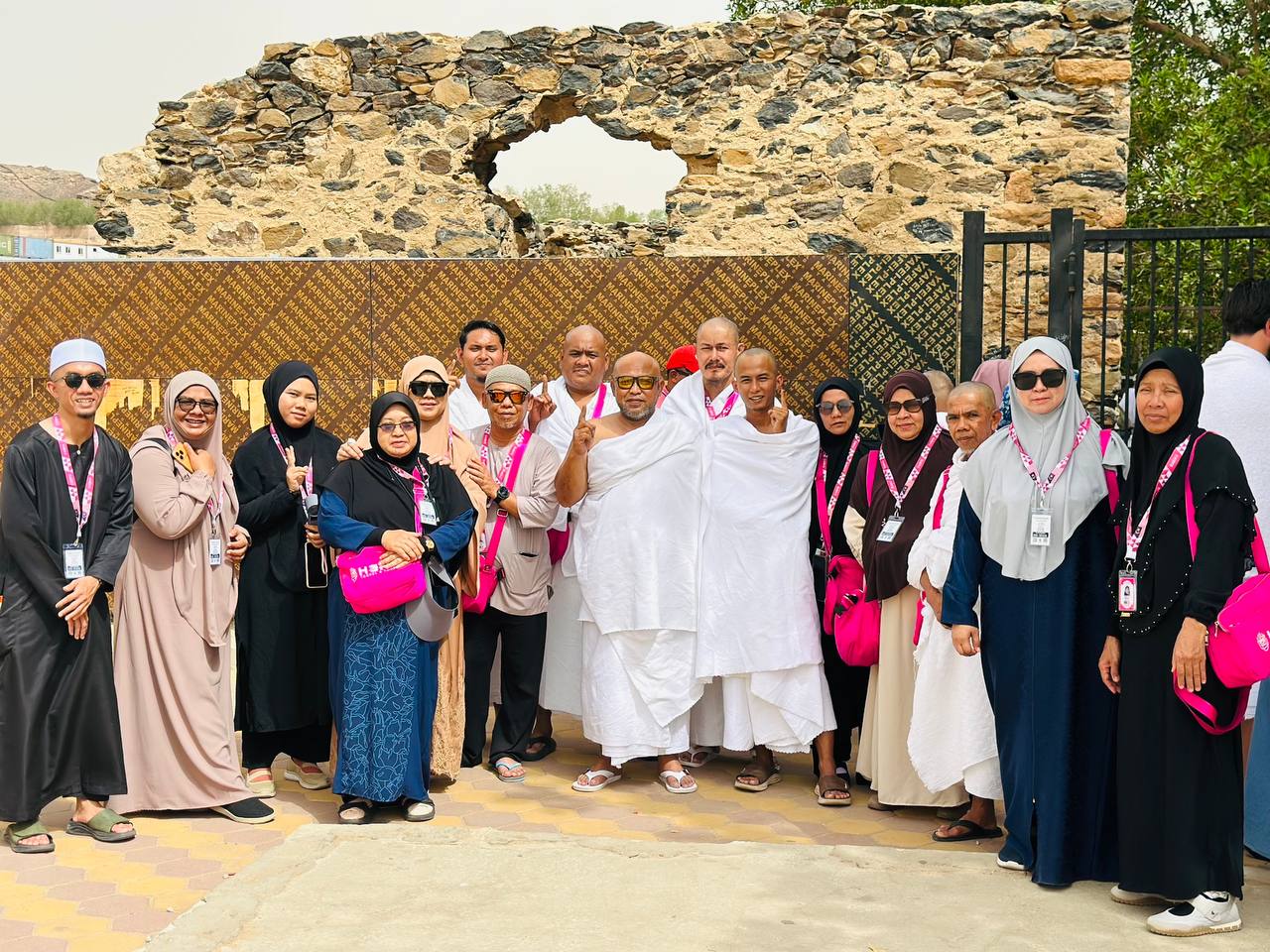 Rombongan Hafiz Travel di lokasi ziarah