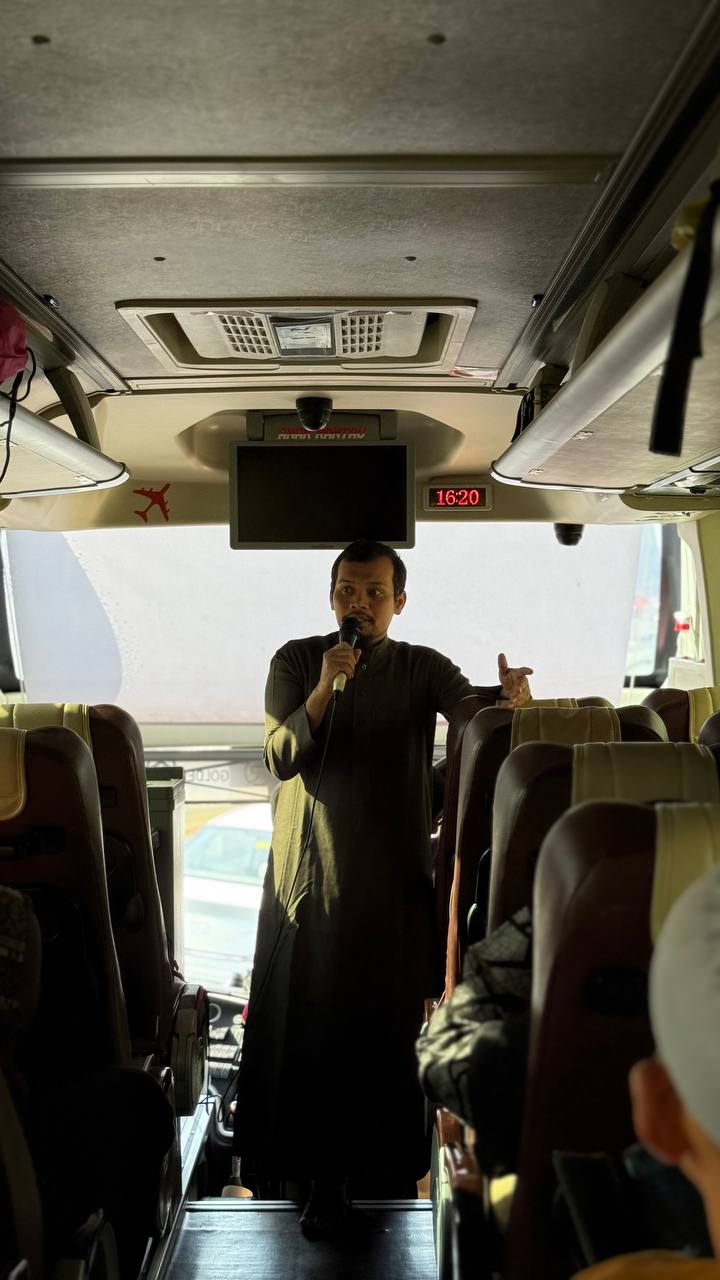 Mutawwif Hafiz Travel & Tours memberi penerangan kepada jemaah