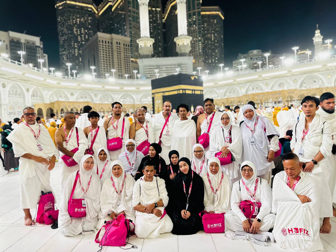 Kumpulan jemaah Hafiz Travel membuat persediaan perjalanan Umrah