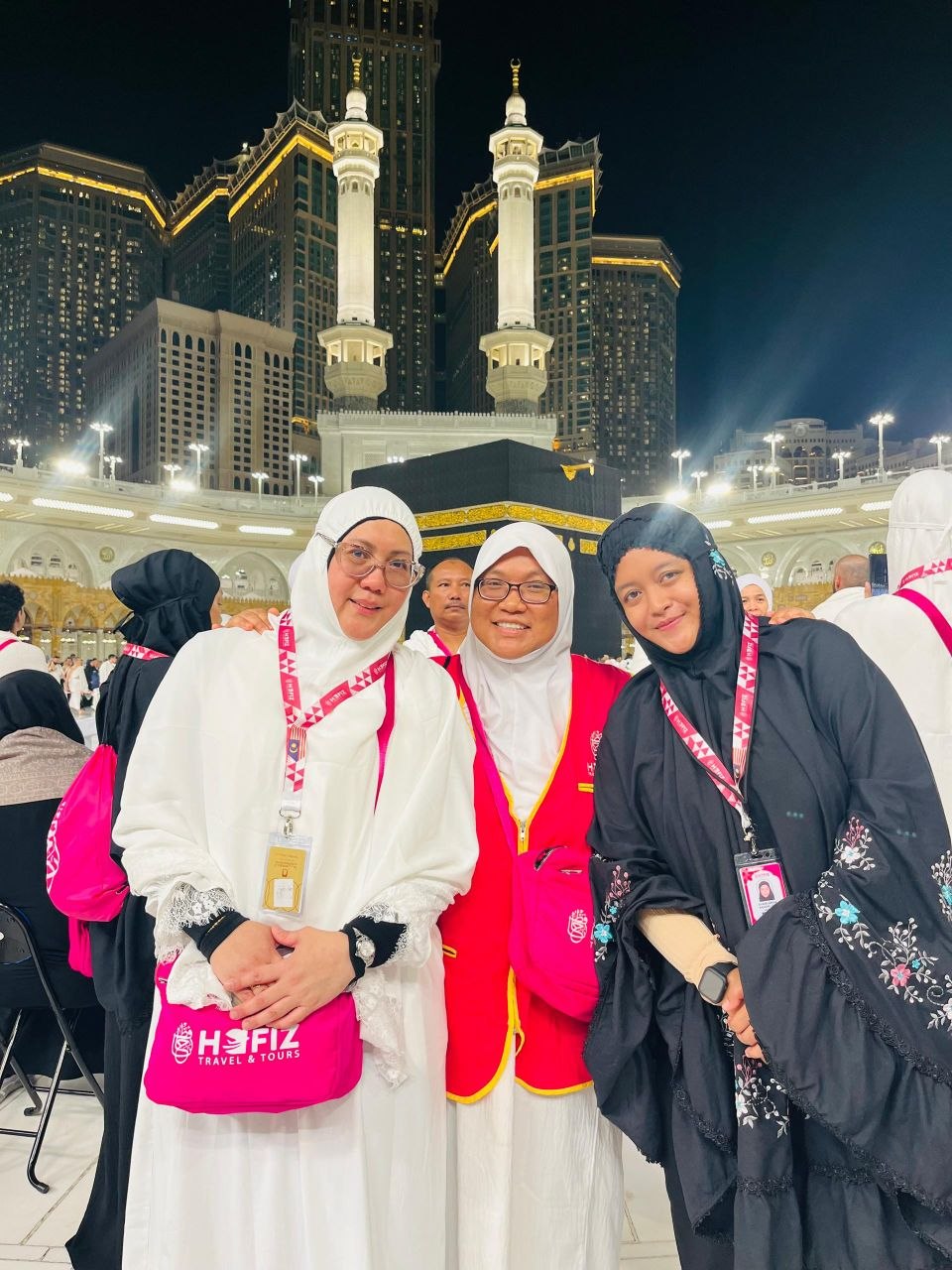 Tiga jemaah wanita Pakej Khas Wanita di Masjidil Haram